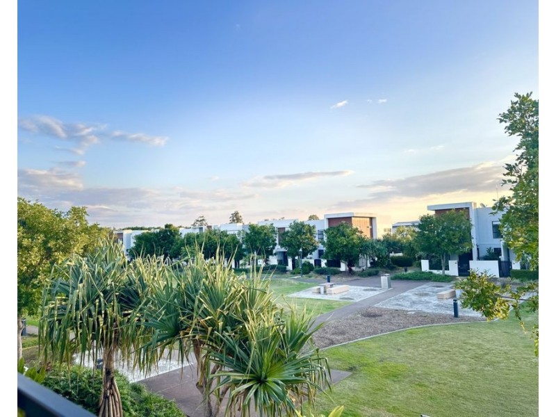 16 Mayfair Lane, Hope Island QLD 4212