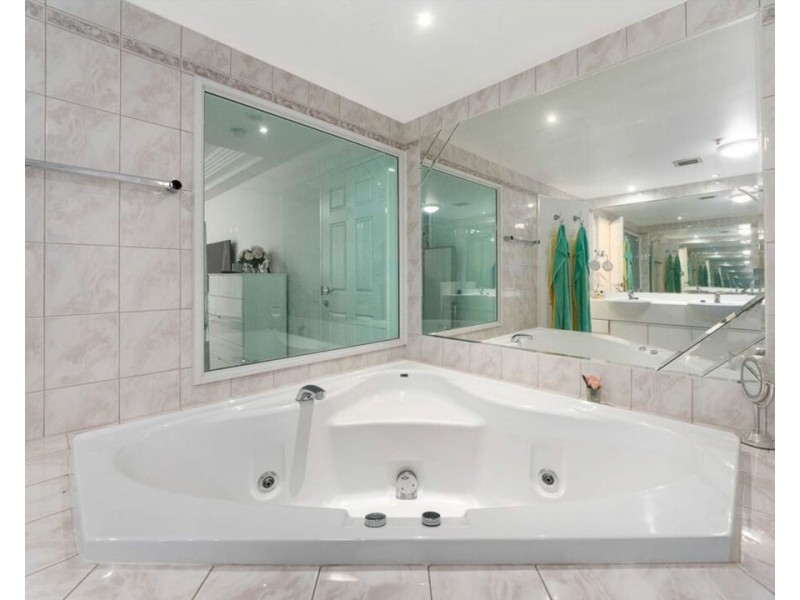 12/177 Old Burleigh Road, Broadbeach QLD 4218