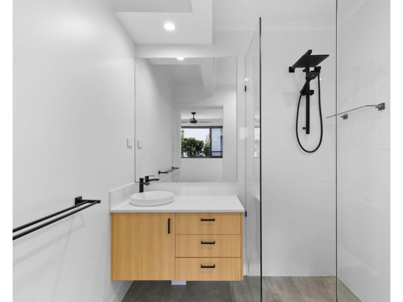 15B Mattocks Road, Burleigh Waters QLD 4220