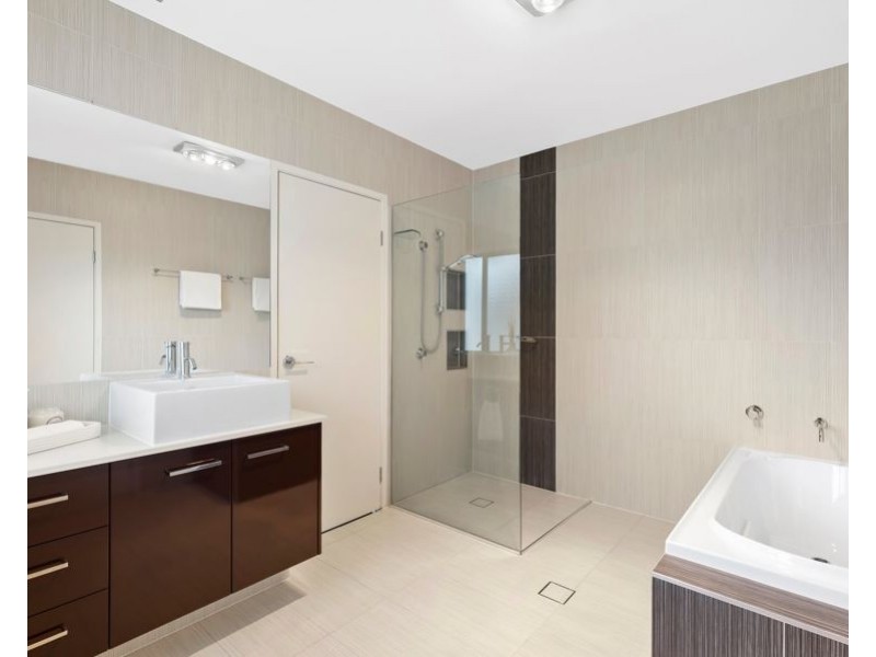 1038 Lakeview Terrace, Benowa QLD 4217