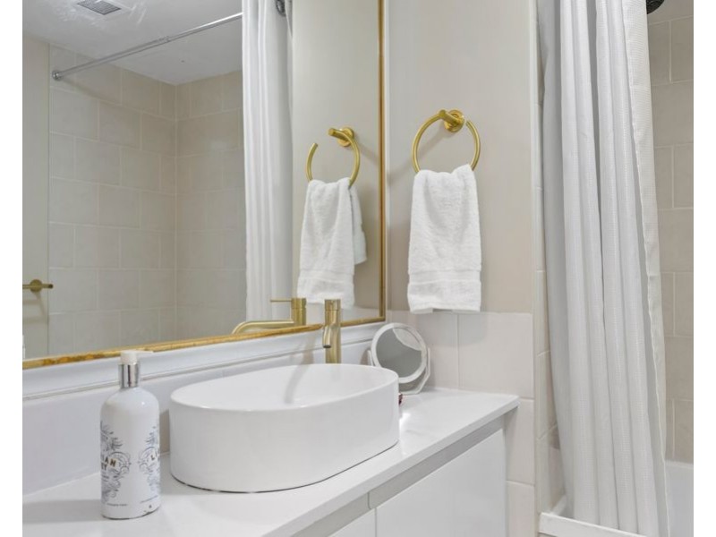 3033/2633 Gold Coast Highway, Broadbeach QLD 4218