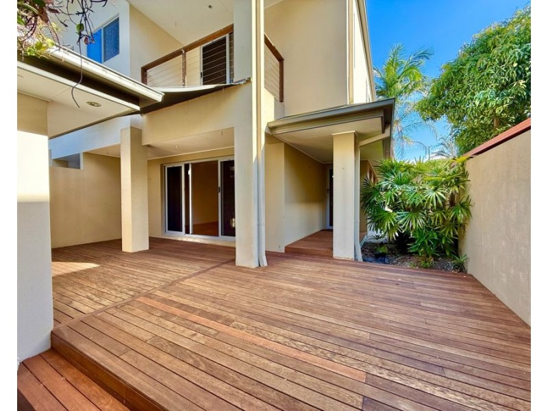 2/82 Slatyer Avenue, Bundall QLD 4217