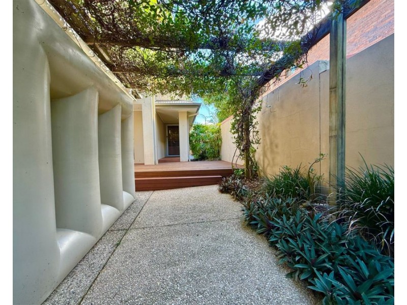 2/82 Slatyer Avenue, Bundall QLD 4217