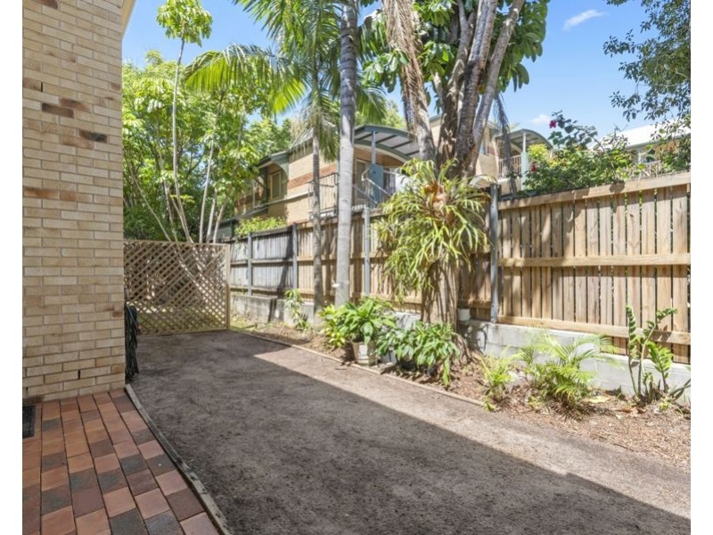 2/57 Worendo Street, Southport QLD 4215