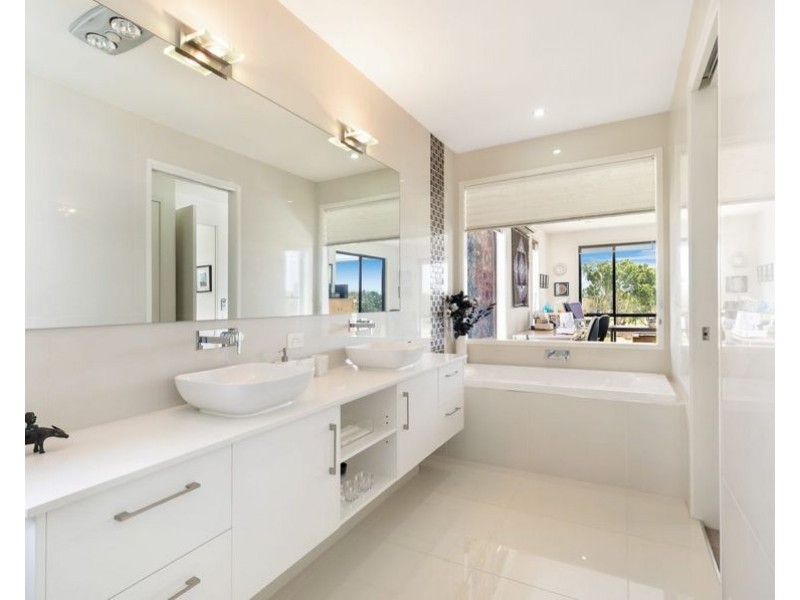 1020 Lakeview Terrace, Benowa QLD 4217