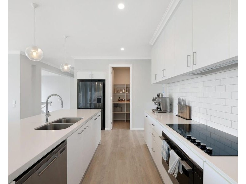 100 Ridgeway Avenue, Southport QLD 4215