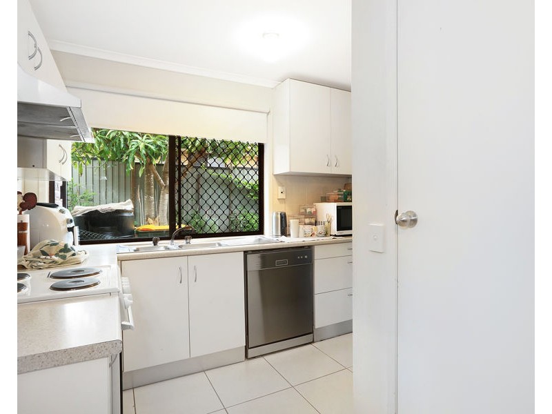 2/191 Olsen Avenue, Labrador QLD 4215
