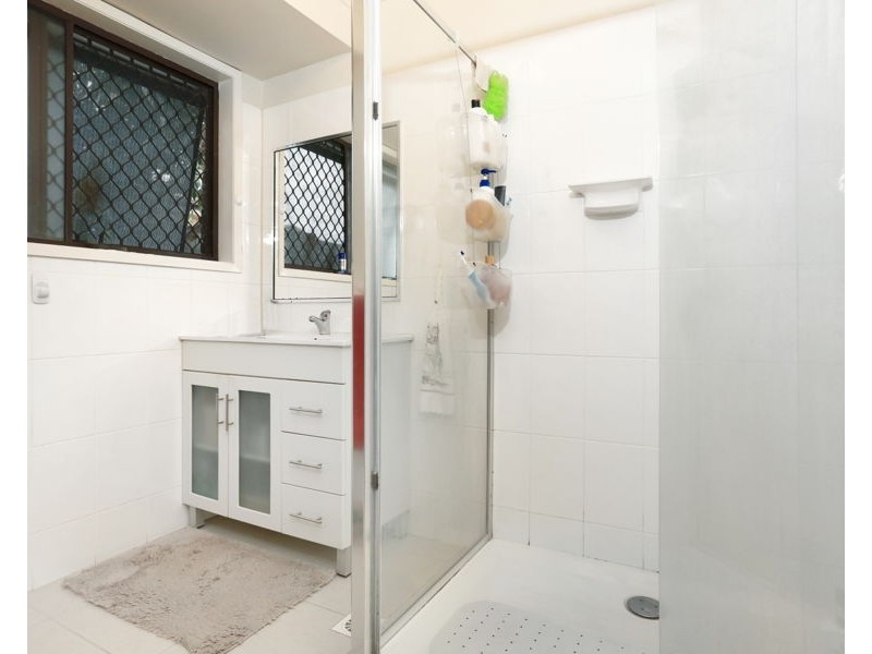 2/191 Olsen Avenue, Labrador QLD 4215