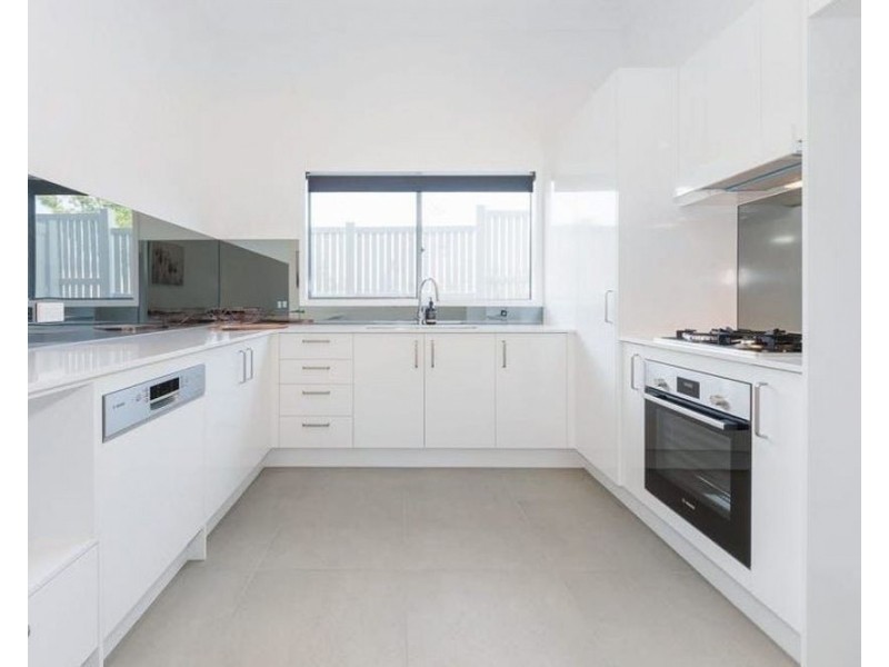 1/2 Pilgrim Place, Southport QLD 4215