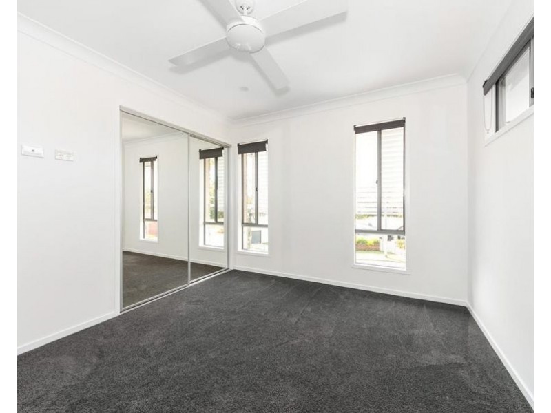 1/2 Pilgrim Place, Southport QLD 4215