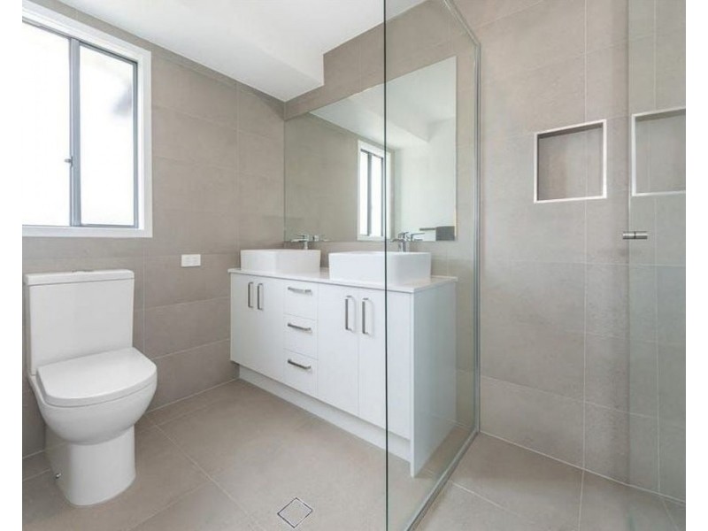 1/2 Pilgrim Place, Southport QLD 4215