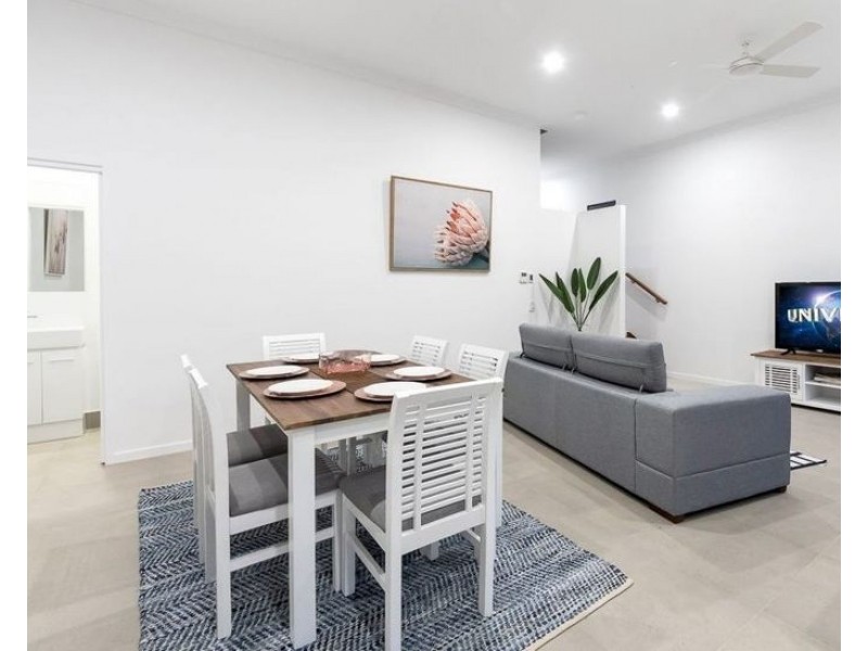 4/2 Pilgrim Place, Southport QLD 4215