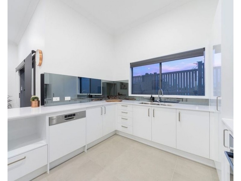 4/2 Pilgrim Place, Southport QLD 4215
