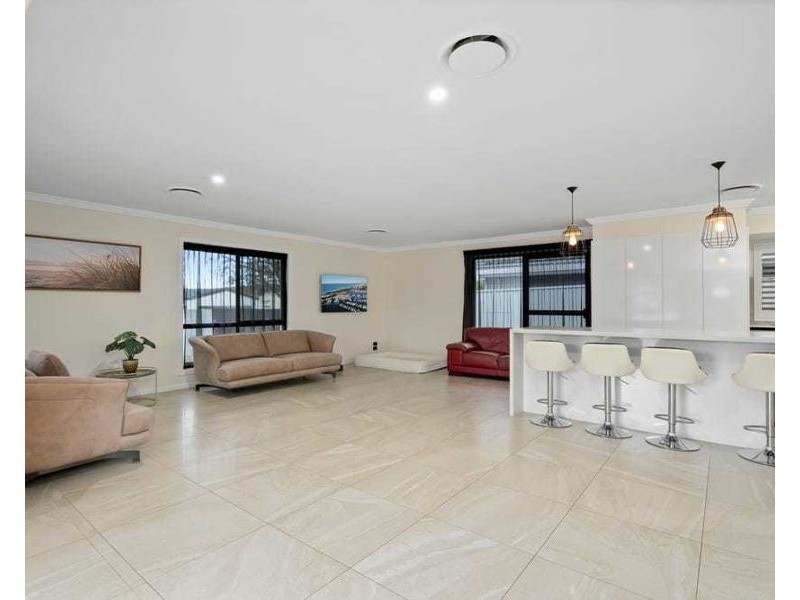 4 Atlas Crescent, Benowa QLD 4217