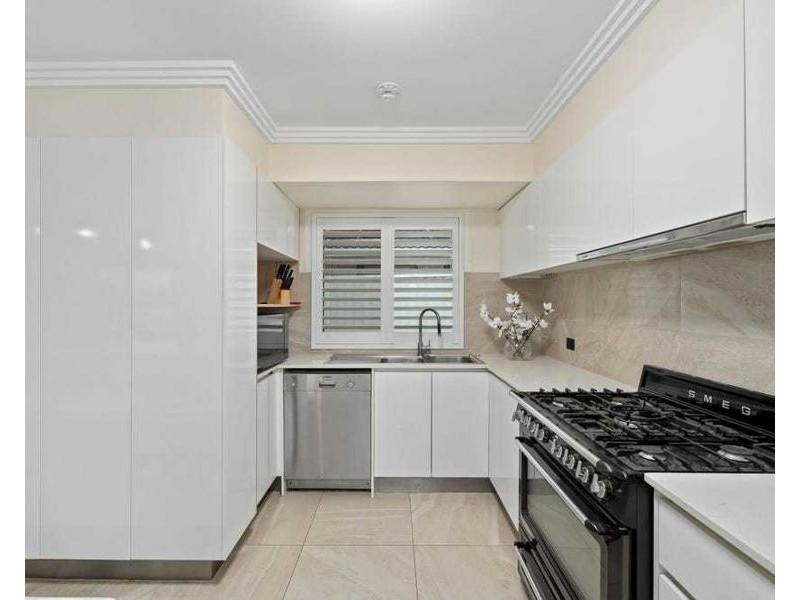 4 Atlas Crescent, Benowa QLD 4217