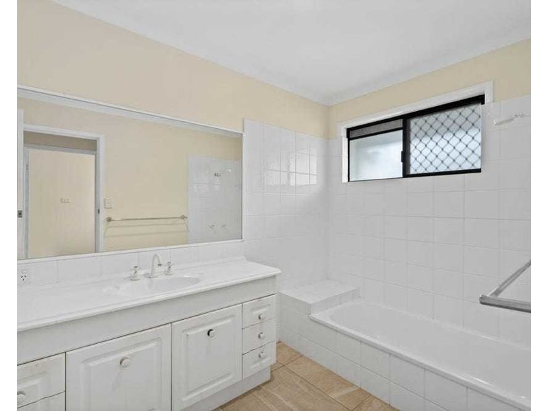 4 Atlas Crescent, Benowa QLD 4217