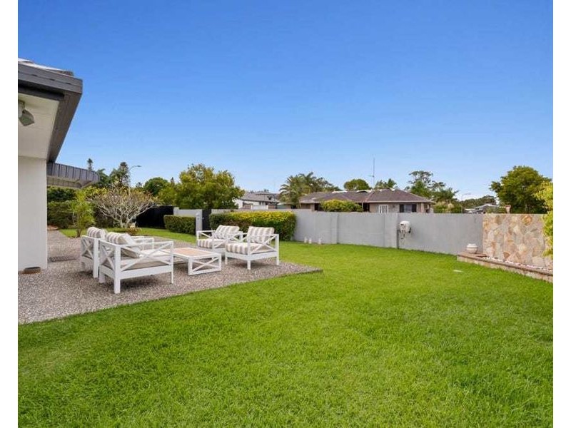 4 Atlas Crescent, Benowa QLD 4217