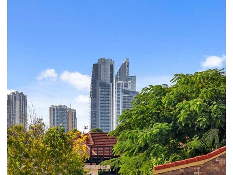 4 Atlas Crescent, Benowa QLD 4217
