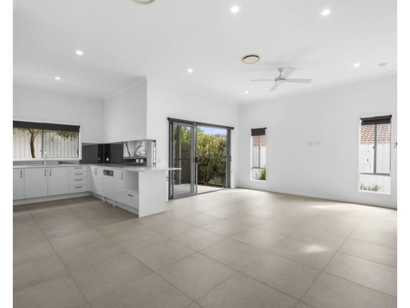 3/2 Pilgrim Place, Southport QLD 4215