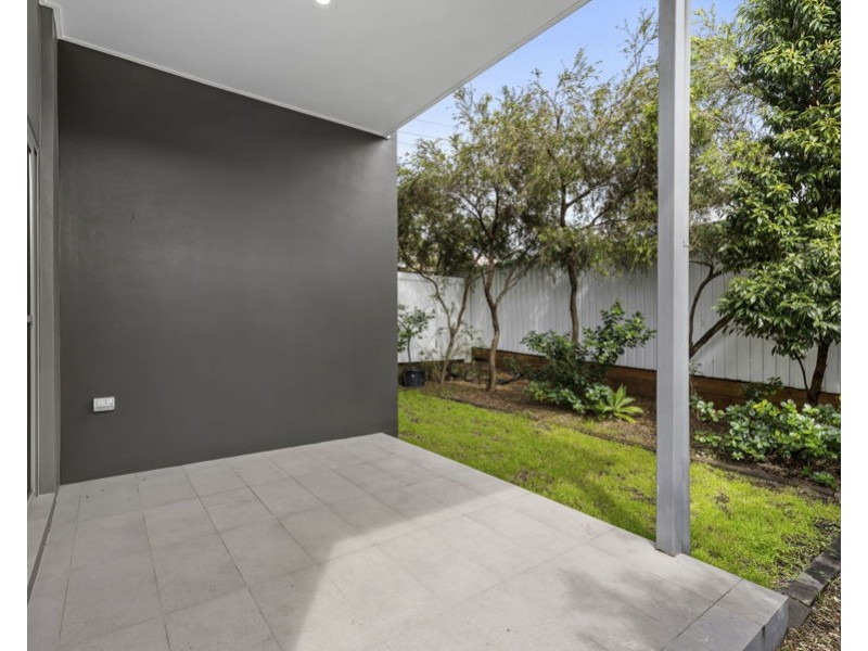 3/2 Pilgrim Place, Southport QLD 4215