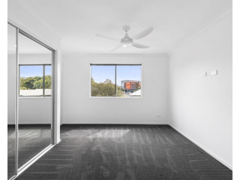 3/2 Pilgrim Place, Southport QLD 4215