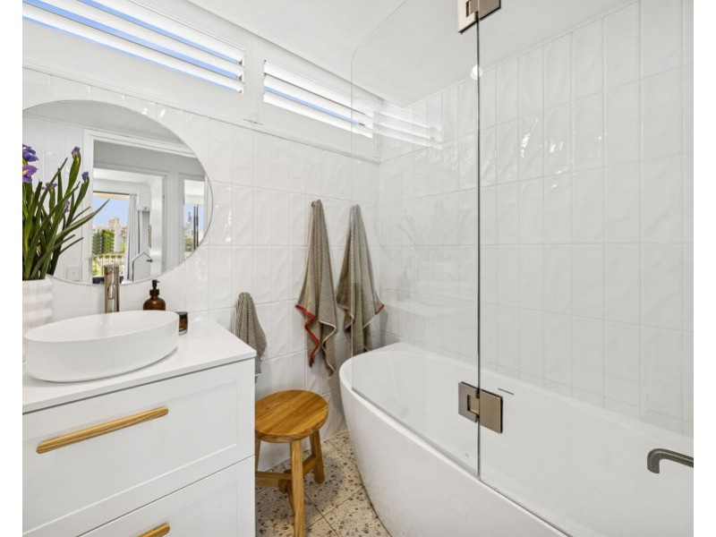 18/22 Armrick Avenue, Broadbeach QLD 4218