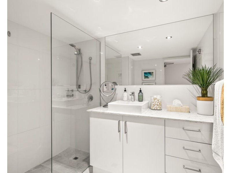 16/22 Armrick Avenue, Broadbeach QLD 4218