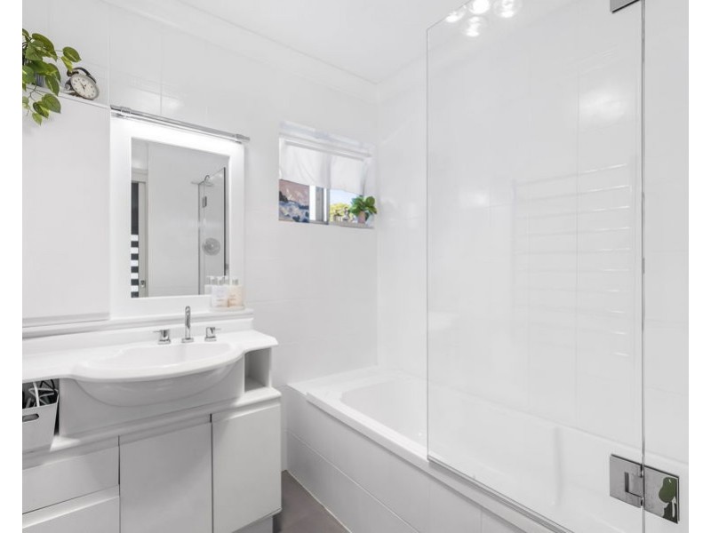 7 Mentone Avenue, Bundall QLD 4217