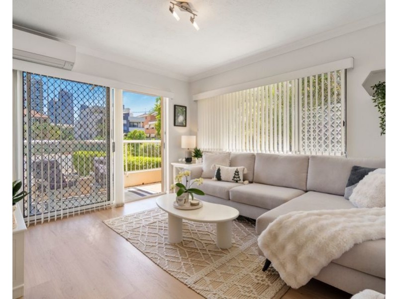 2/14 Rosewood Avenue, Broadbeach QLD 4218