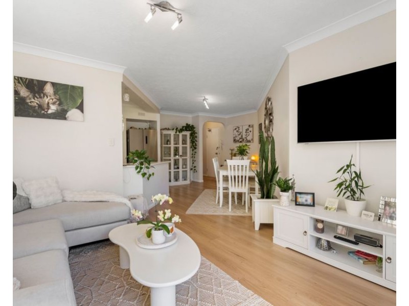 2/14 Rosewood Avenue, Broadbeach QLD 4218