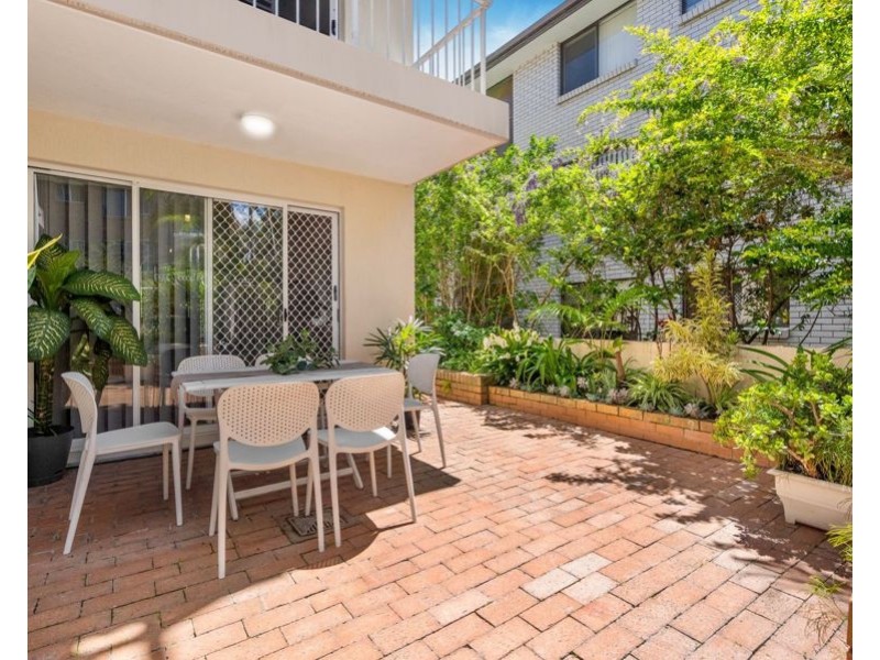 2/14 Rosewood Avenue, Broadbeach QLD 4218