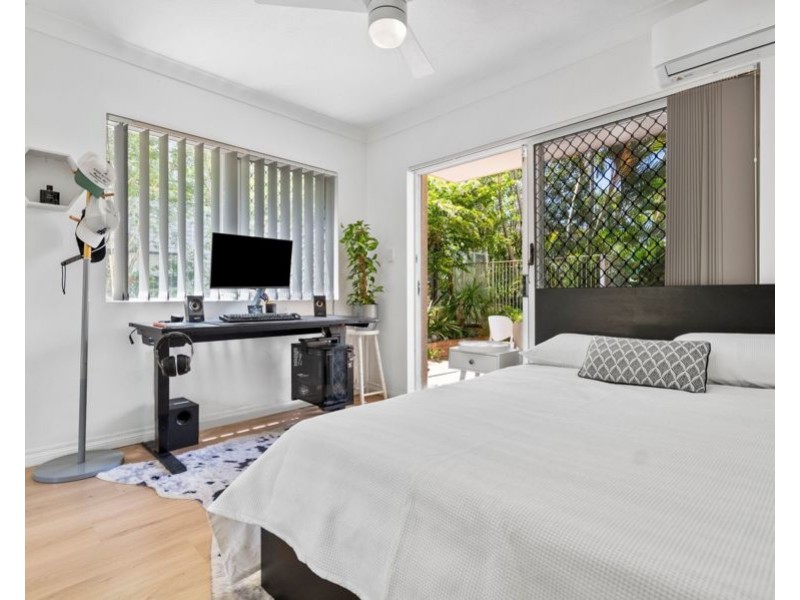 2/14 Rosewood Avenue, Broadbeach QLD 4218