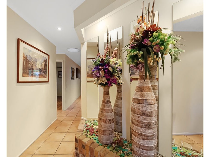 5 Essendon Close, Arundel QLD 4214