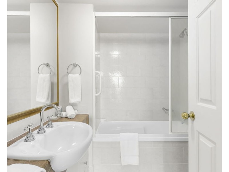 1054/2633 Gold Coast Highway, Broadbeach QLD 4218