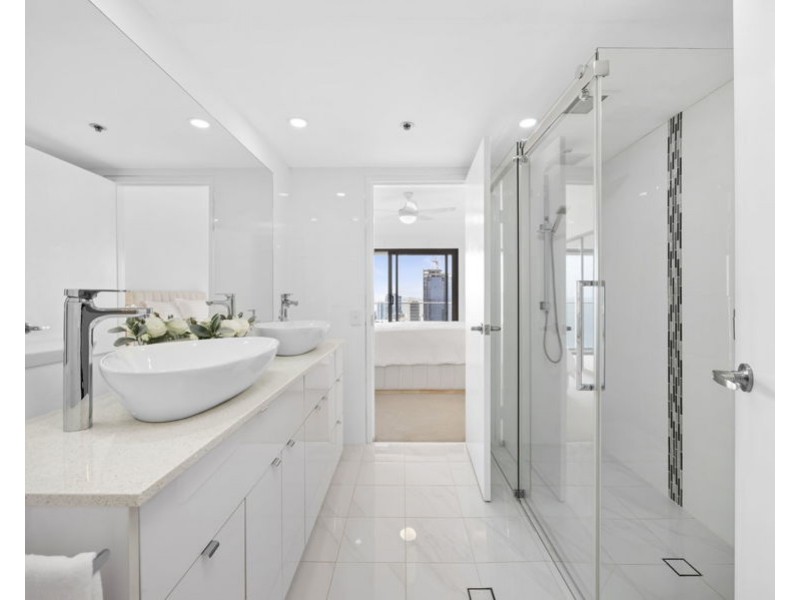 178/2 Admiralty Drive, Paradise Waters QLD 4217