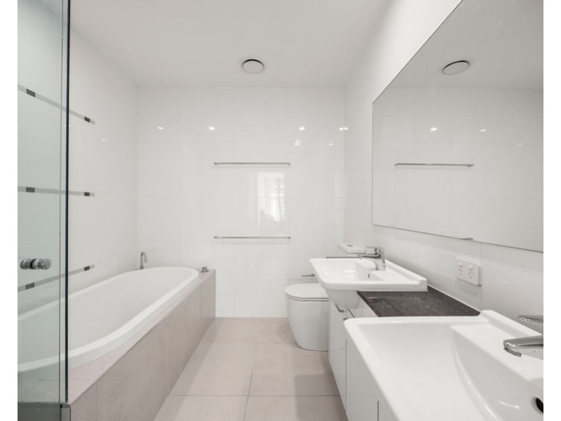 2402/22 Surf Parade, Broadbeach QLD 4218