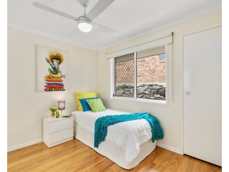 4 Perth Square, Highland Park QLD 4211