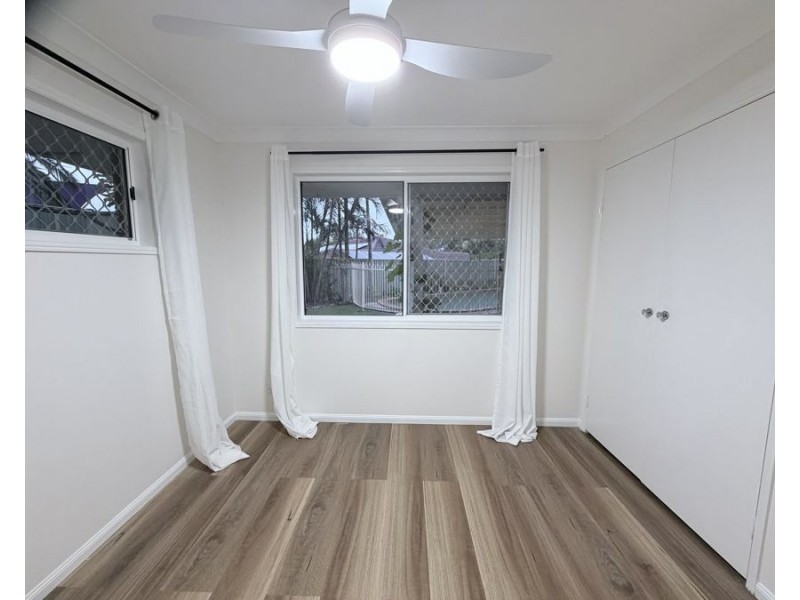 4 Perth Square, Highland Park QLD 4211