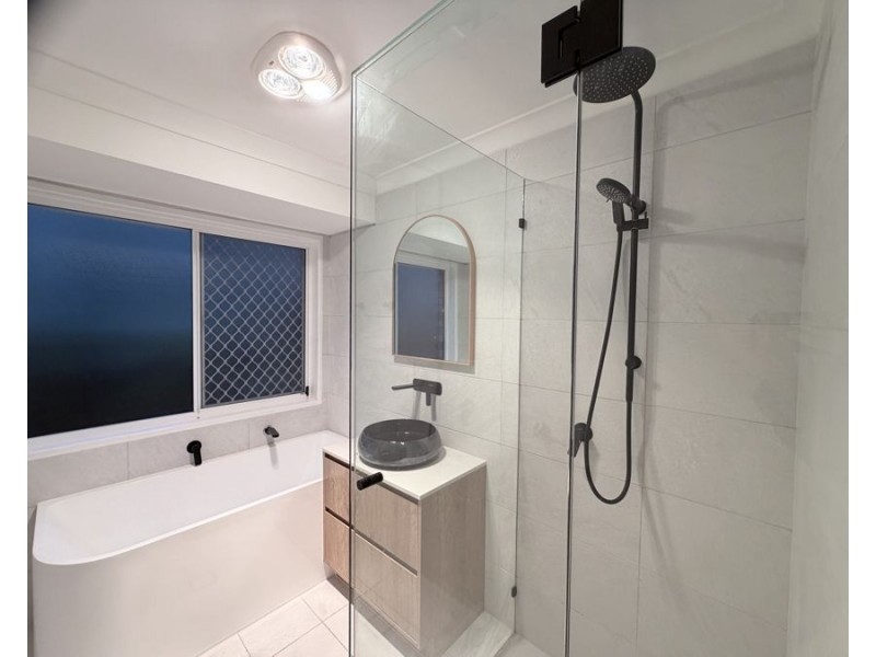 4 Perth Square, Highland Park QLD 4211
