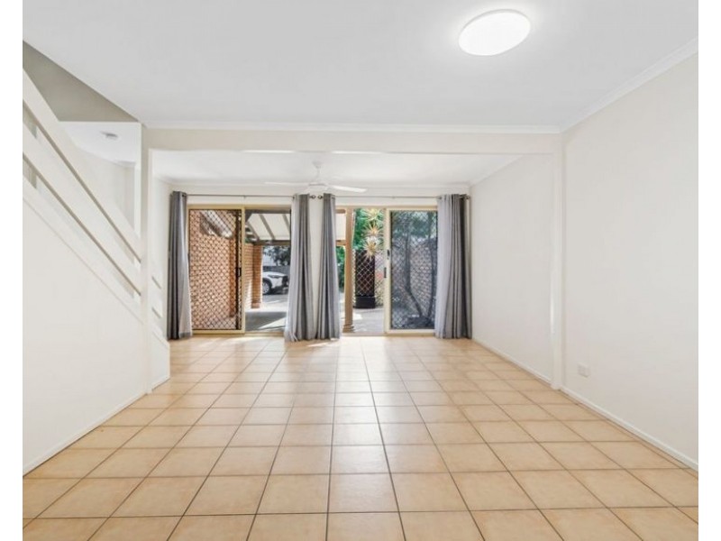 8/9 Eady Avenue, Broadbeach Waters QLD 4218