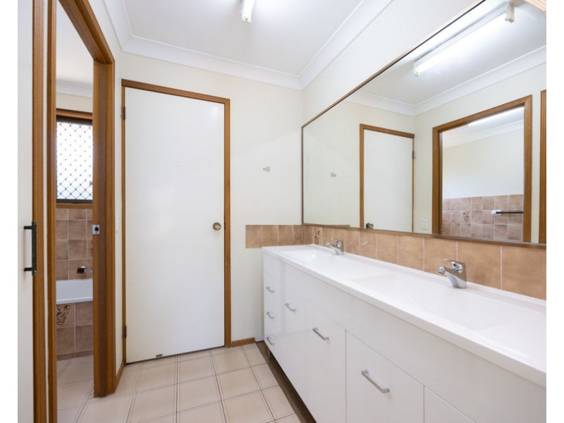 15 Apia Avenue, Clear Island Waters QLD 4226