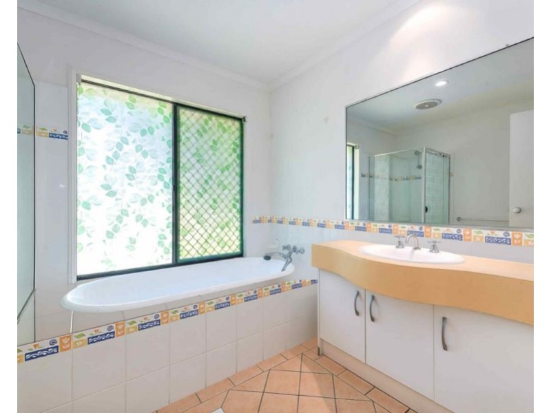 32 Crestwood Drive, Molendinar QLD 4214