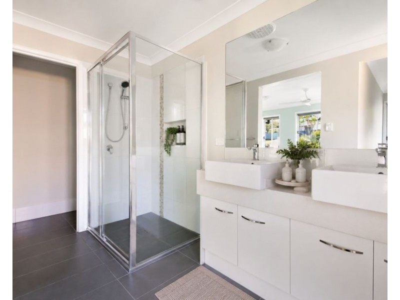 15 Cooleroo Crescent, Southport QLD 4215