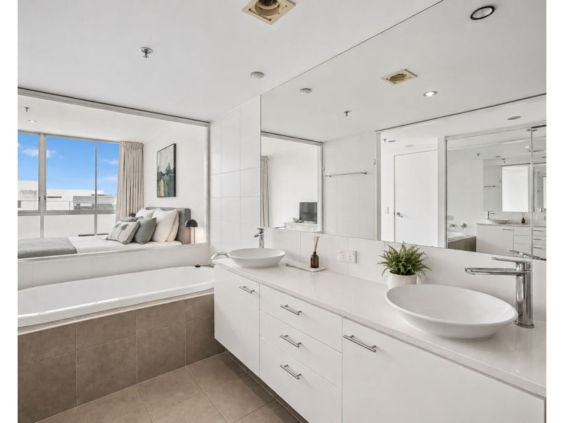 1307/33 T E Peters Drive, Broadbeach Waters QLD 4218