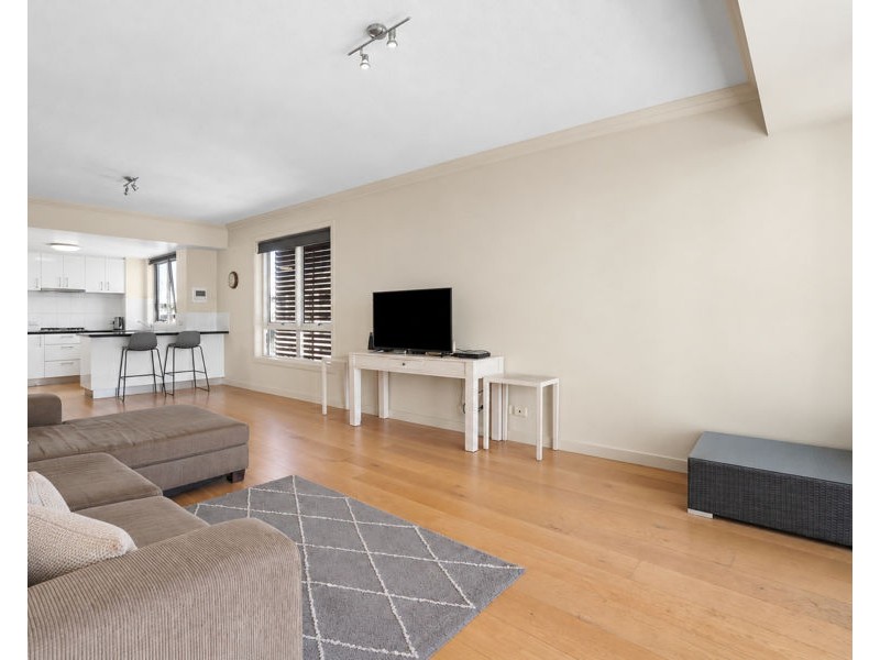 21/20 Queensland Avenue, Broadbeach QLD 4218