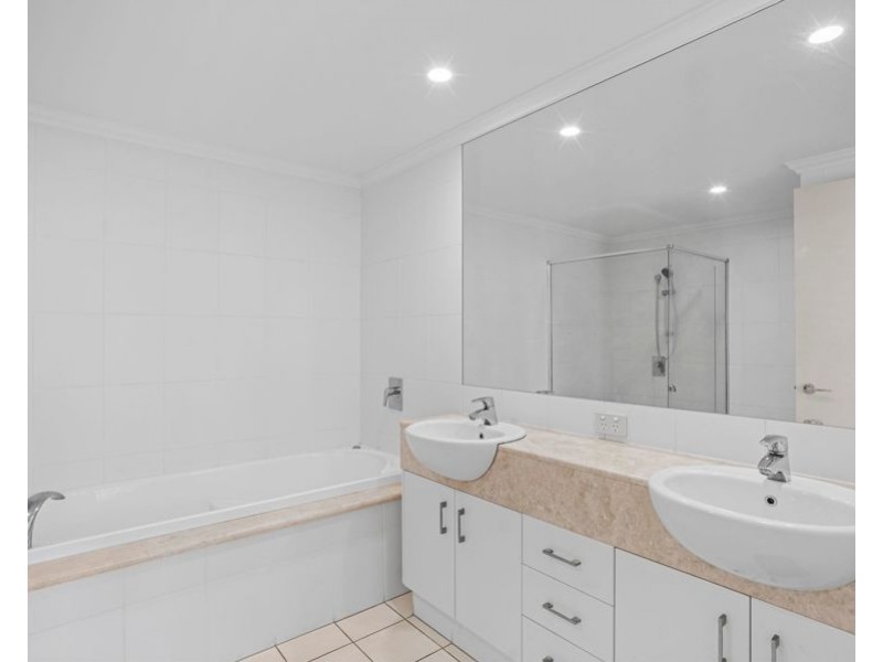 21/20 Queensland Avenue, Broadbeach QLD 4218