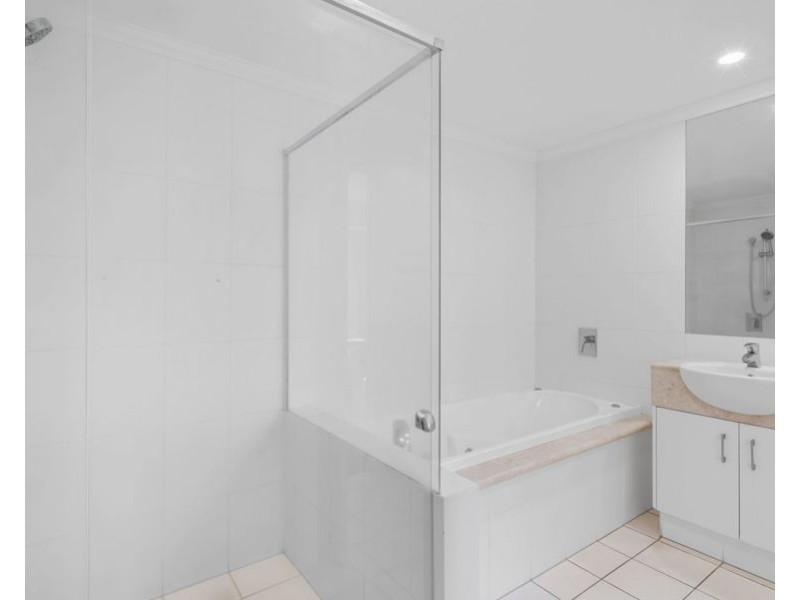 21/20 Queensland Avenue, Broadbeach QLD 4218