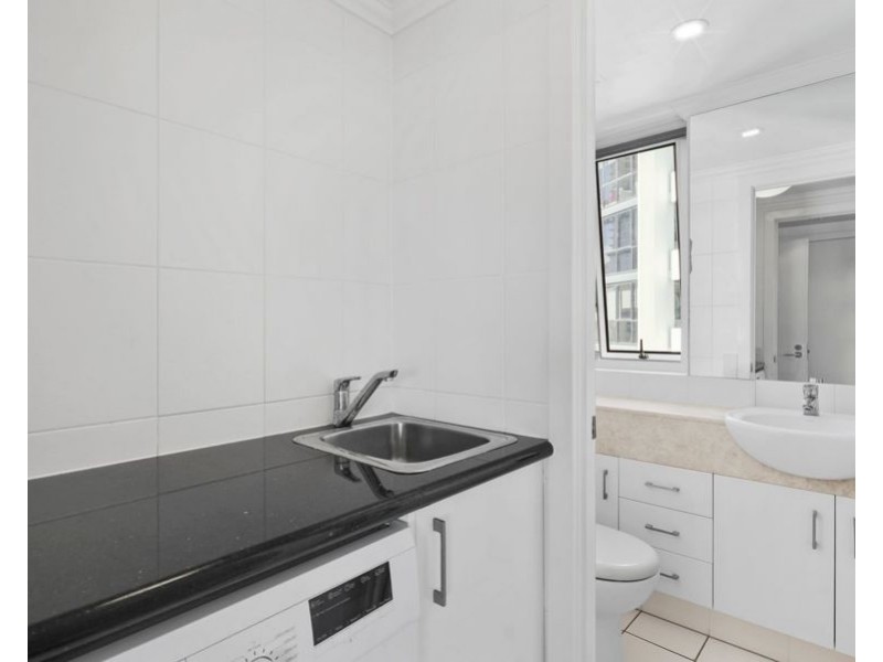 21/20 Queensland Avenue, Broadbeach QLD 4218