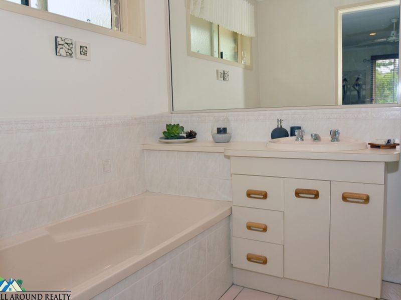 10 Hart Street, Blackbutt QLD 4306