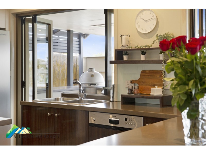 28 Courageous Court, Newport QLD 4020